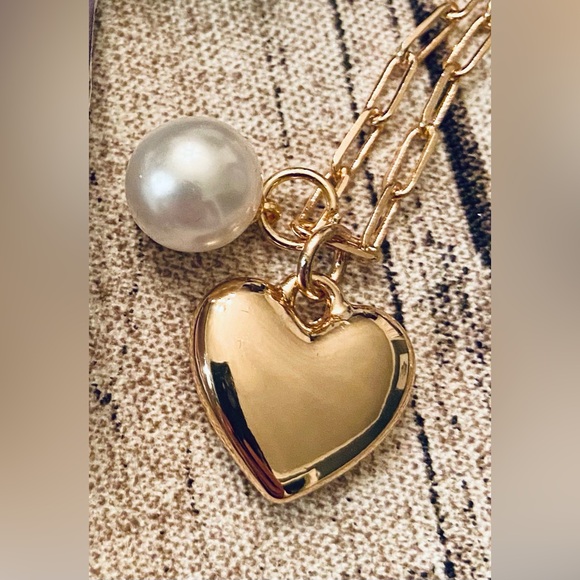 NWT! 🤎Beautiful golden chain necklace with faux pearl and puffed heart pendants - Picture 3 of 15